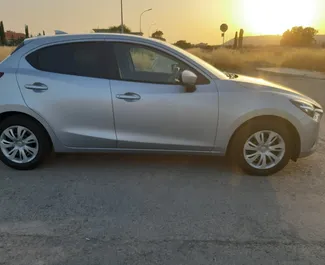 Vista frontale di un noleggio Mazda Demio a Larnaca, Cipro ✓ Auto #6507. ✓ Cambio Automatico TM ✓ 0 recensioni.