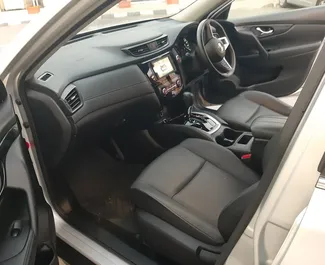 Nissan X-Trail 2019 disponibile per il noleggio a Larnaca, con limite di chilometraggio di illimitato.