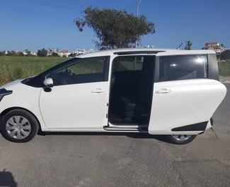 Noleggio auto Toyota Sienta #6518 Automatico a Larnaca, dotata di motore 1,5L ➤ Da Panico a Cipro.