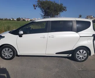 Vista frontale di un noleggio Toyota Sienta a Larnaca, Cipro ✓ Auto #6518. ✓ Cambio Automatico TM ✓ 1 recensioni.