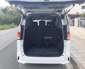 Nissan Serena 2018 disponibile per il noleggio a Larnaca, con limite di chilometraggio di illimitato.