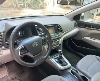 Interni di Hyundai Elantra in affitto in Georgia. Un'ottima auto da 4 posti con cambio Automatico.