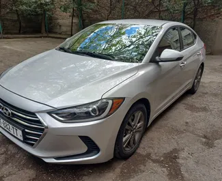 Vista frontale di un noleggio Hyundai Elantra all'aeroporto di Tbilisi, Georgia ✓ Auto #6424. ✓ Cambio Automatico TM ✓ 0 recensioni.