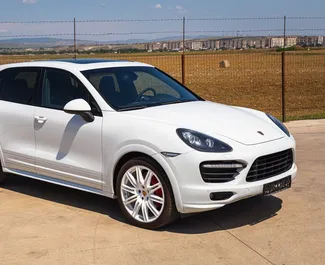 Vista frontale di un noleggio Porsche Cayenne a Tbilisi, Georgia ✓ Auto #6290. ✓ Cambio Automatico TM ✓ 0 recensioni.