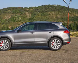 Noleggio Porsche Cayenne Turbo. Auto Premium, Lusso, SUV per il noleggio in Georgia ✓ Cauzione di Deposito di 800 GEL ✓ Opzioni assicurative RCT, CDW, Furto.