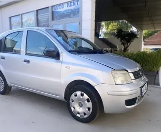 Vista frontale di un noleggio Fiat Panda a Tirana, Albania ✓ Auto #6430. ✓ Cambio Manuale TM ✓ 4 recensioni.