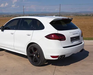 Noleggio Porsche Cayenne. Auto Premium, Lusso, SUV per il noleggio in Georgia ✓ Cauzione di Deposito di 800 GEL ✓ Opzioni assicurative RCT, CDW, Furto.