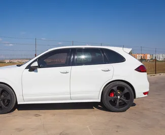 Noleggio auto Porsche Cayenne 2013 in Georgia, con carburante Benzina e 420 cavalli di potenza ➤ A partire da 320 GEL al giorno.