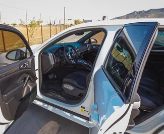 Interni di Porsche Cayenne in affitto in Georgia. Un'ottima auto da 5 posti con cambio Automatico.