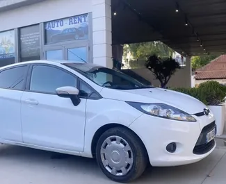 Vista frontale di un noleggio Ford Fiesta a Tirana, Albania ✓ Auto #6343. ✓ Cambio Manuale TM ✓ 3 recensioni.