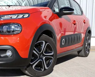 Vista frontale di un noleggio Citroen C3 a Creta, Grecia ✓ Auto #6443. ✓ Cambio Automatico TM ✓ 0 recensioni.