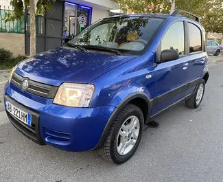 Vista frontale di un noleggio Fiat Panda 4x4 a Tirana, Albania ✓ Auto #6309. ✓ Cambio Manuale TM ✓ 7 recensioni.