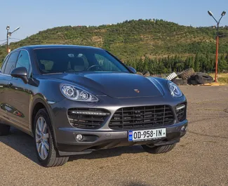 Vista frontale di un noleggio Porsche Cayenne Turbo a Tbilisi, Georgia ✓ Auto #6289. ✓ Cambio Automatico TM ✓ 1 recensioni.