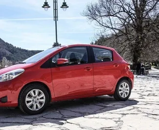 Vista frontale di un noleggio Toyota Yaris a Budva, Montenegro ✓ Auto #6295. ✓ Cambio Automatico TM ✓ 0 recensioni.