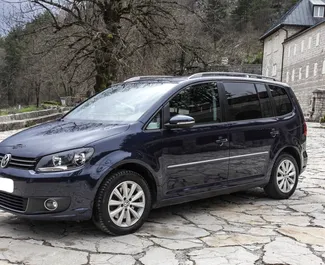 Vista frontale di un noleggio Volkswagen Touran a Budva, Montenegro ✓ Auto #6300. ✓ Cambio Automatico TM ✓ 1 recensioni.