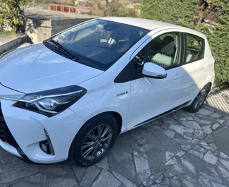 Vista frontale di un noleggio Toyota Yaris a Budva, Montenegro ✓ Auto #6296. ✓ Cambio Automatico TM ✓ 2 recensioni.