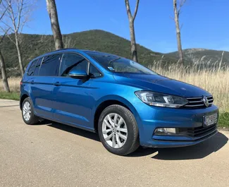 Vista frontale di un noleggio Volkswagen Touran a Budva, Montenegro ✓ Auto #6299. ✓ Cambio Automatico TM ✓ 0 recensioni.