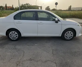 Toyota Corolla Axio 2018 disponibile per il noleggio a Larnaca, con limite di chilometraggio di illimitato.