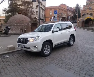 Vista frontale di un noleggio Toyota Land Cruiser Prado a Tbilisi, Georgia ✓ Auto #2024. ✓ Cambio Automatico TM ✓ 1 recensioni.