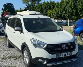 Vista frontale di un noleggio Dacia Lodgy Stepway all'aeroporto di Antalya, Turchia ✓ Auto #4903. ✓ Cambio Manuale TM ✓ 0 recensioni.