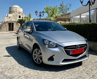 Vista frontale di un noleggio Mazda Demio a Limassol, Cipro ✓ Auto #6396. ✓ Cambio Automatico TM ✓ 0 recensioni.