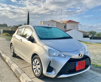 Vista frontale di un noleggio Toyota Vitz a Limassol, Cipro ✓ Auto #6386. ✓ Cambio Automatico TM ✓ 0 recensioni.