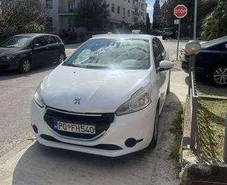 Vista frontale di un noleggio Peugeot 208 a Podgorica, Montenegro ✓ Auto #6575. ✓ Cambio Manuale TM ✓ 1 recensioni.