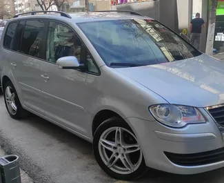 Vista frontale di un noleggio Volkswagen Touran a Saranda, Albania ✓ Auto #4557. ✓ Cambio Automatico TM ✓ 0 recensioni.