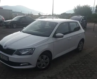 Vista frontale di un noleggio Skoda Fabia a Budva, Montenegro ✓ Auto #1062. ✓ Cambio Automatico TM ✓ 2 recensioni.