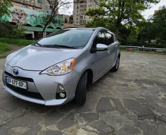 Vista frontale di un noleggio Toyota Prius C a Tbilisi, Georgia ✓ Auto #6484. ✓ Cambio Automatico TM ✓ 1 recensioni.