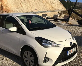 Vista frontale di un noleggio Toyota Yaris a Rafailovici, Montenegro ✓ Auto #1689. ✓ Cambio Automatico TM ✓ 7 recensioni.