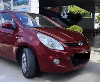 Vista frontale di un noleggio Hyundai i20 a Tirana, Albania ✓ Auto #6432. ✓ Cambio Manuale TM ✓ 2 recensioni.