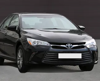 Vista frontale di un noleggio Toyota Camry a Yerevan, Armenia ✓ Auto #1165. ✓ Cambio Automatico TM ✓ 0 recensioni.