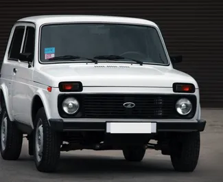 Vista frontale di un noleggio Lada Niva a Yerevan, Armenia ✓ Auto #1159. ✓ Cambio Manuale TM ✓ 7 recensioni.