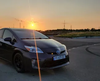 Vista frontale di un noleggio Toyota Prius a Tbilisi, Georgia ✓ Auto #6600. ✓ Cambio Automatico TM ✓ 0 recensioni.