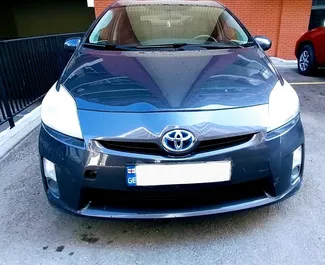 Vista frontale di un noleggio Toyota Prius a Tbilisi, Georgia ✓ Auto #6579. ✓ Cambio Automatico TM ✓ 4 recensioni.