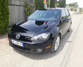 Vista frontale di un noleggio Volkswagen Golf 6 a Tirana, Albania ✓ Auto #6552. ✓ Cambio Automatico TM ✓ 0 recensioni.