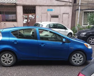 Noleggio auto Toyota Prius C 2013 in Georgia, con carburante Ibrido e 96 cavalli di potenza ➤ A partire da 62 GEL al giorno.