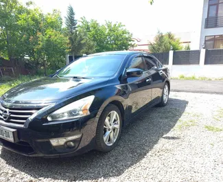 Vista frontale di un noleggio Nissan Altima a Tbilisi, Georgia ✓ Auto #6595. ✓ Cambio Automatico TM ✓ 1 recensioni.