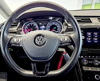 Volkswagen Touran 2018 con sistema A trazione anteriore, disponibile a Praga.