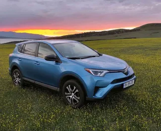 Interni di Toyota Rav4 in affitto in Georgia. Un'ottima auto da 5 posti con cambio Automatico.