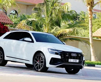 Noleggio auto Audi Q8 2021 negli Emirati Arabi Uniti, con carburante Benzina e 340 cavalli di potenza ➤ A partire da 700 AED al giorno.