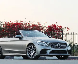 Vista frontale di un noleggio Mercedes-Benz C300 Cabrio a Dubai, Emirati Arabi Uniti ✓ Auto #6642. ✓ Cambio Automatico TM ✓ 3 recensioni.