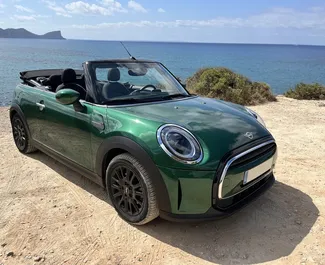 Vista frontale di un noleggio Mini Cooper Cabrio all'aeroporto di Ibiza, Spagna ✓ Auto #6603. ✓ Cambio Automatico TM ✓ 1 recensioni.