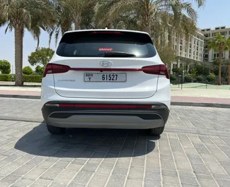 Hyundai Santa Fe 2023 disponibile per il noleggio a Dubai, con limite di chilometraggio di 250 km/giorno.