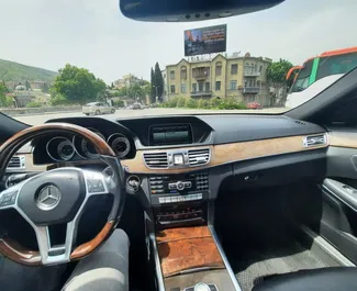 Interni di Mercedes-Benz E-Class in affitto in Georgia. Un'ottima auto da 5 posti con cambio Automatico.