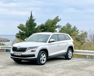 Vista frontale di un noleggio Skoda Kodiaq a Budva, Montenegro ✓ Auto #6526. ✓ Cambio Automatico TM ✓ 0 recensioni.