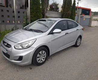 Vista frontale di un noleggio Hyundai Accent a Tirana, Albania ✓ Auto #6533. ✓ Cambio Manuale TM ✓ 1 recensioni.