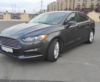 Ford Fusion Sedan 2014 con sistema A trazione anteriore, disponibile a Tbilisi.