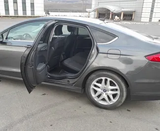 Ford Fusion Sedan 2014 disponibile per il noleggio a Tbilisi, con limite di chilometraggio di illimitato.